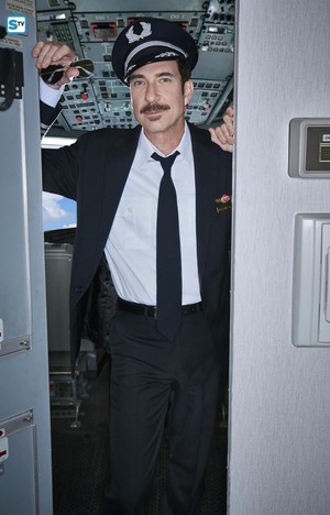  LA to Vegas - Season 1 Cast Portrait - Dylan McDermott as Captain Dave
