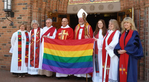  Members Of The Anglican Clergy Proudly Displaying The arco iris, arco-íris Flag