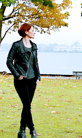  hands in pockets A.K.A. The Alex Danvers stance