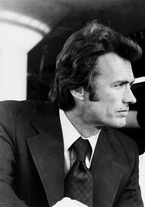  Clint Eastwood on the set of botella doble, magnum Force (1973)