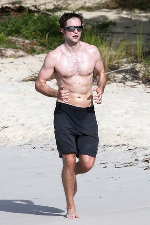  Robert Pattinson working out on the пляж, пляжный