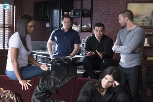  4x15 - "Nobody Else Is Dying" - Promotional foto's