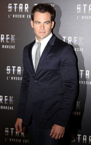  Chris Pine star, sterne Trek French premiere DKuRv7BbM2Gl