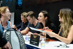  San Diego Comic-Con 2016: Wonder Woman Signing
