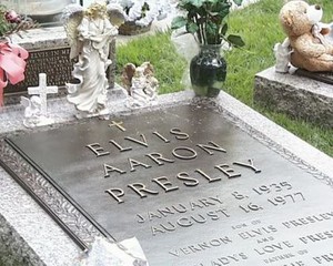  The Gravesite Of Elvis Presley