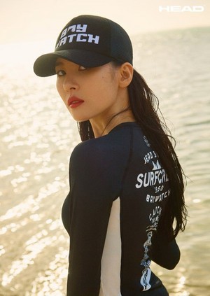  Sunmi is ready for the ساحل سمندر, بیچ with 'HEAD' in a seaside photoshoot