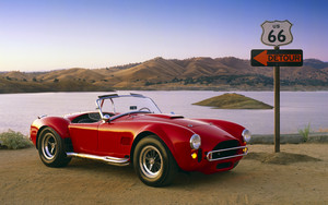  1965 Shelby A.C. rắn hổ mang 427SC along Route 66 in California