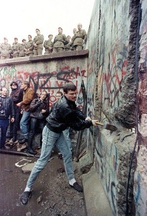  Destruction Of The Berlin uithangbord