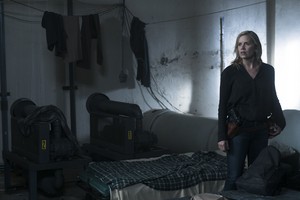  Kim Dickens as Madison Clark in Fear the Walking Dead: "La Serpiente"