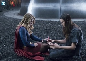  Supergirl - Episode 3.23 - Battles ロスト and Won (Season Finale) - Promo Pics