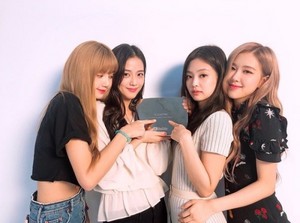  BLACKPINK get Diamond Play Button from 유튜브 for 10M subscribers