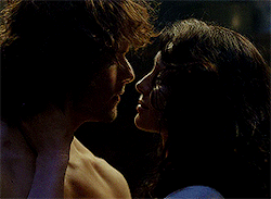 Jamie and Claire moment