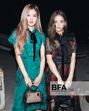  Jisoo and Rosé Attend COACH 表示する at NYFW