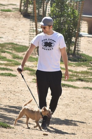  Robert Pattinson With His Dog 💖
