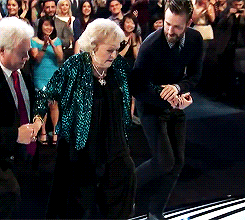  Chris Evans helping Betty White at the People’s Choice Awards 2015