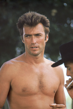  Clint Eastwood on the set of Kelly's bayani (with director Brian G. Hutton)