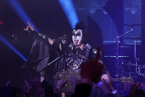  kiss on The Tonight mostrar with Jimmy Fallon ~October 30, 2018