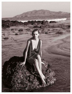  Lara Stone for Vogue Spain [May 2018]