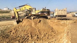  PT Amir Hajar Kilsi Cat 375 Excavator aan het uploaden Trucks 324