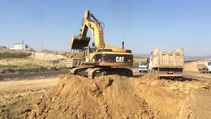  PT Amir Hajar Kilsi Cat 375 Excavator aan het uploaden Trucks 344