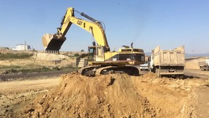  PT Amir Hajar Kilsi Cat 375 Excavator लोडिंग Trucks 346