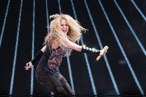  Shakira performs in London [June 11]