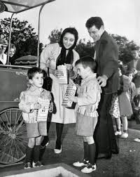  Elizabeth Taylor And Family Disneyland