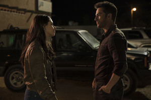 Roswell, New Mexico "Pilot" (1x01) promotional picture