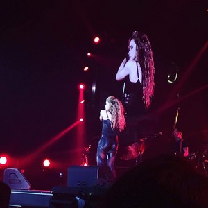  夏奇拉 performs in Paris (June 13)