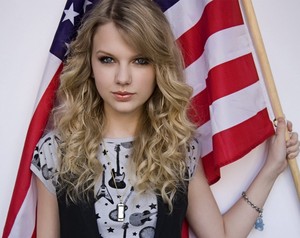  Taylor সত্বর supports Donald Trump 32