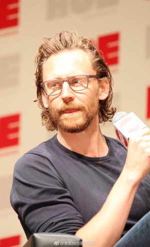  Tom Hiddleston at ACE Comic Con. (Via Torrilla)