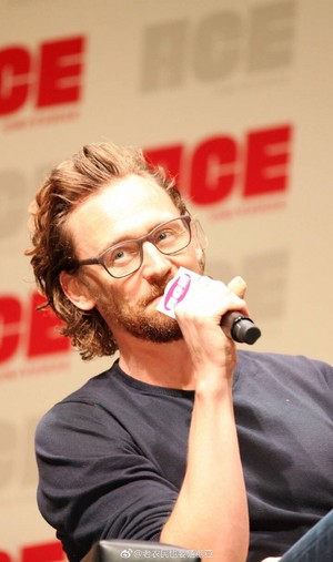 Tom Hiddleston at ACE Comic Con. (Via Torrilla)