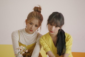 'WJ Stay?' áo khoác behind - EXY and Seola