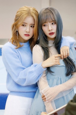  'WJ Stay?' áo khoác behind - EXY and Seola