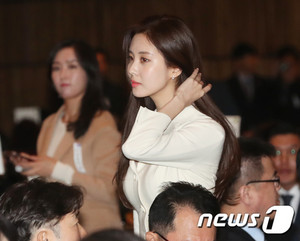  181030 Seohyun receiving The Prime Minister Citation