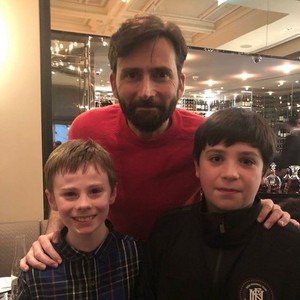  David with two young fans💗