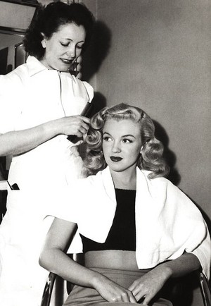  Marilyn Getting Her Hair Done