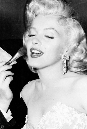  Marilyn Getting Her Makeup Done
