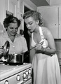 Marilyn In The Kitchen - marilyn-monroe photo