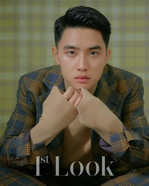  1st Look magazine with their pet 狗
