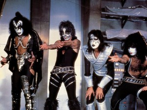  চুম্বন ~Valencia, California…May 11-15, 1978 (KISS Meets the Phantom of the Park)