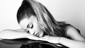  Ariana Grande দেওয়ালপত্র