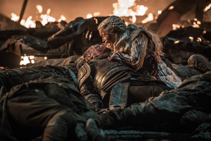  Daenerys Targaryen and Jorah Mormont in 'The Long Night'