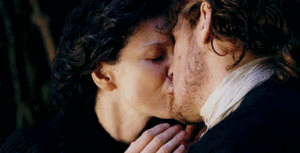 Jamie and Claire kiss- Season 4