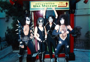  吻乐队（Kiss） ~Hollywood, California...February 24, 1976 (Graumans Chinese Theater)