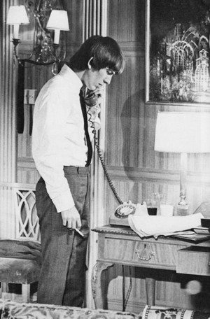 Out of the way, George is on the phone!!!!😲