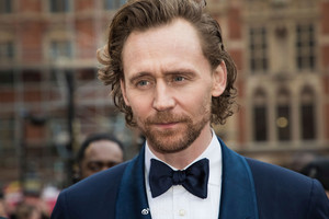  Tom Hiddleston attends The Olivier Awards at the Royal Albert Hall on April 7, 2019 (London, UK ​