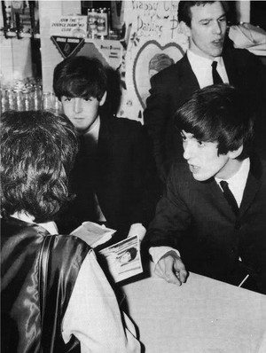 Beatles and their fans💖