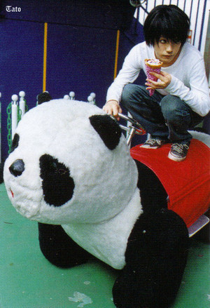 L（デスノート） riding a Panda