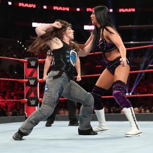  Raw 6/17/19 ~ The IIconics vs Alexa Bliss/Nikki menyeberang, salib